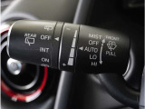 【オートワイパー機能】レバーをAUTOの位置にしているとき、レインセンサーが雨を感知すると、雨量に応じて、ワイパーが自動で作動します。