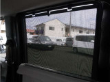 【ロールサンシェード】日よけとしての機能以外にも、車中泊や目隠し が必要な場合に便利な装備です。お近くのホンダカーズ総社までお越しください。