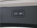 テールゲートには、スイッチ一つで開閉可能な電動開閉機能を装備。また、リアバンパーの下で足を動かすだけで開閉できる、ハンズフリー・オープニング/クロージング機構も搭載しています。