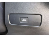 テールゲートには、車内からもスイッチ一つで開閉可能な電動開閉機能を装備。
