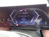 スタイリッシュなデザインのメーターパネルです。速度のみならず、燃料の残量、走行距離など多機能でとっても見やすいパネルになっております。