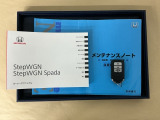 メンテナンスノート【点検整備記録簿・保証書】、取説も揃ってます。スマートキーはバッグなどにしまったままボタン操作でエンジンの始動・停止ができて大変便利です