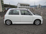 車両、磨きコーティング済みで目立つ傷凹みなく、全体的に艶があり大変キレイで年式を感じさせない良好なコンディションです。