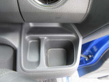 いくつあっても邪魔にならない運転席ドリンクホルダー付いてます!!