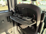 運転席と助手席の後ろには、飲み物を置いたりお菓子を置いたり便利なシートバックテーブル付きです!