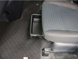 助手席下にも収納ボックスありますよ
