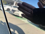 右リアドアにキズ凹みがございます。