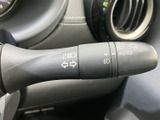 直感的な操作で、安全な車線変更をサポート。視認性の高いデザインで、周囲の状況を把握しやすくなっています。