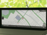 鮮明な地図表示で、視認性の高いナビゲーションシステム。スムーズな操作で、目的地までのルートを簡単に見つけることができます。