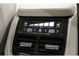 後席用エアコンは、センターコンソール後部にあります。 前席同様に3段階式のシートヒーターも完備しています