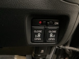 【両側パワースライドドア】です。リモコンや運転席のスイッチ操作で楽々自動開閉。