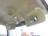 運転席側サンバイザーにバニティミラーを備えます。