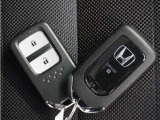 ◆スマートキー◆カギをバッグやポケットに入れたままでもドアロックの開閉ができる『スマートキー』付き!雨天や暗くなってもカギを取り出す必要がなくドアの開錠&エンジンも始動できます