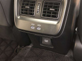 センターコンソール後部には、アクセサリーコンセント(AC100V・1500W)1個と充電用USB端子(Type-C)が設置されています。後席に座る方も、スマートフォンなどの充電が気兼ねなくできます。