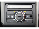 オートエアコン付です。簡単操作で快適に車内温度をコントロールします。