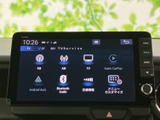 多彩な情報表示で、音楽やラジオを楽しめます。洗練されたデザインで、車内の雰囲気を高めるアクセントとなっています。