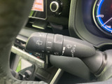 視界良好をキープするワイパーレバー。雨天時でも安心して運転できるよう、操作性と信頼性を追求しています。