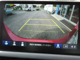 リバースシフトと連動して切り替わるバックカメラ付きです。夜間でも後方の安全確認などに便利です。