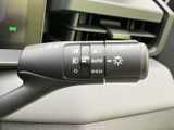 握りやすい形状で、直感的な操作を実現。スムーズな操作感で、安全な車線変更をサポートします。