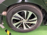 純正アルミホイールです。足元が引き立つので、車全体のイメージがアップしますよ!