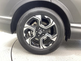 純正アルミホイールです。車にぴったりなデザインで、足元がおしゃれに♪また、スチールホイールに比べ軽いので、車の燃費も良くなりますよ!