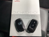 キーを持っているだけでドアハンドル横のボタンを押すとドアの施錠・開錠が行なえます。そのまま車内にキーがあればエンジンを掛けることも出来、とても便利です。