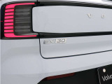 【EX30】コンパクトなパッケージに収められた電気自動車ならではのハイパフォーマンス。ボルボに乗る人だけでなく周囲の人びとも守る先進の安全・運転支援機能を標準装備しています。