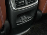 後席用にも電源ソケットが装備されています。
