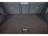 リアハッチドアが大きく開きますので、荷物の積み下ろしもしやすいです。トランクは広く、シートアレンジをすることで大きな荷物も乗ります。