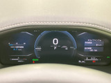 シンプルで分かりやすい表示で、車両の状態をひと目で確認できます。走行に必要な情報を集約し、運転をサポートします。