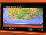 周囲の状況を細部まで確認できるので、安全運転をサポートします。映像をチェックして、万が一の際にも安心です。
