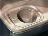 助手席側にも(前席/掘り込み式)ホットカップホルダー☆保温付で温活が車内でも実現♪600mlのペットボトルまで対応しておりスイッチ1つで温かい飲み物は保温を、冷たい飲み物は常温にしてくれます
