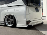 車両後方に向かって低くなる設定としていますので、全体的にローフォルムに見えるようにこだわってデザインしています!タイヤハウス側は15mmダウン。リアバンパーエンド側は25mmのダウンとなります!