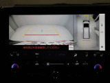 パノラミックビューモニターを装備。駐車場や交差点でクルマを真上から見るように周囲を確認できます。機能の詳細は販売店スタッフまでおたずねください。