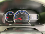 視認性の高いメーターデザインで、運転に必要な情報を分かりやすく表示します。安全で快適なドライブをサポートします。