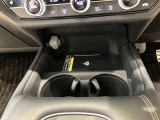フロントコンソールにはQi(チー)規格対応のワイヤレス充電器が搭載されております。ケーブルを抜き差しせずに、快適に充電いただけます。