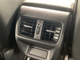 後部座席にもエアコンの吹き出し口があるので車内全体を快適に過ごすことができます。