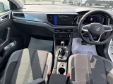 運転席から助手席までをすっきりまとめたインテリア。デジタルメーターと大型ディスプレイで先進的な印象です。