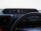 アナログメーターの無い、高さが抑えられたメーターパネル。運転席のひろびろ視界をさえぎることなく、ドライバーに必要な情報をタイムリーに伝えます。