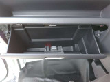 車検証やティッシュ箱を収納出来ます。