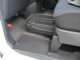 ■助手席シート下にはシートアンダーボックスを採用しております。車検証入れなどを入れておくのに便利です♪