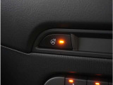 【ステアリングヒーター】ハンドルの左右のグリップ部分を温めることができます。寒い日の運転も安心です。