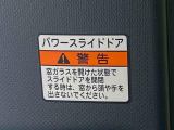 最も気になる室内は、特にこだわってクリーニングしております。マットやシートだけではなく、エアコンの吹き出し口やドアノブの隙間など、様々なブラシや道具を使い分けて、隅々までクリーニングしております。