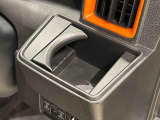 運転席側掘り込み式カップホルダー