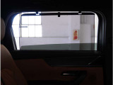 【ロールサンシェード】日よけとしての機能以外にも、車中泊や目隠しが必要な場合に便利な装備です。