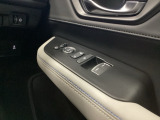 電動格納式リモコンドアミラーと、パワーウィンドウマスタースイッチ等は運転席ドアにあります。