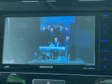 停車時に映像を楽しめるTVモニター。お子様連れのご家族にもおすすめです。安全のため、運転中の視聴はご遠慮ください。