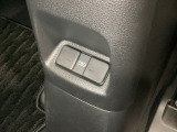 アームレストの後ろ側には、リア席用の充電可能なUSB端子が2個ついています。移動中に充電もできるので便利です。