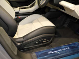 アダプティブスポーツシートプラスは、18Way電動調節機能内蔵。座面とバックレストサイド部はクッションが固めに仕上げられ、優れたサポート性を持ちます。