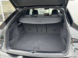 トランクルームの床がフラットな設計になっているため荷物の出し入れがしやすく、積載効率も向上しています。トランク内には、ネットや収納ボックスが配置されているモデルもあり、小物の整理に便利です。